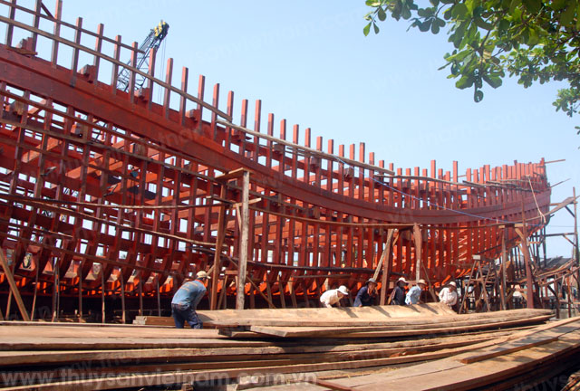 Thị xã Hoàng Mai có 32 dự án được đăng ký đóng mới tàu gồm 28 tàu vỏ gỗ và 4 tàu vỏ thép, trong đó 19 tàu đã hạ thủy. 