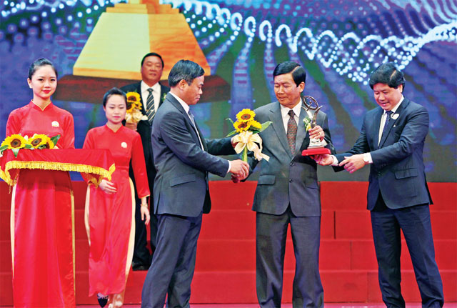 tôm giống dương hùng nhận giải thưởng chất lượng quốc gia