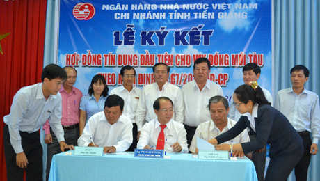 Lế ký kết hopej đồng tín dụng đầu tiên cho vay đống tàu