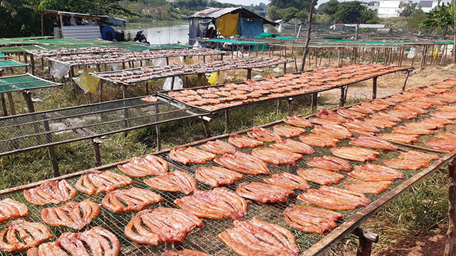 phơi khô cá lóc