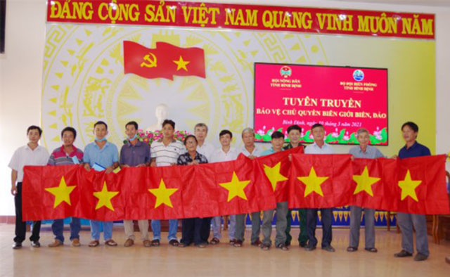 tặng cờ tổ quốc