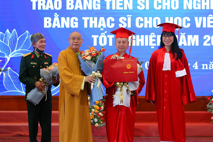 Thượng tọa Thích Chân Quang nhận bằng Tiến sĩ Luật