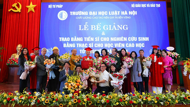 Thượng tọa Thích Chân Quang nhận bằng Tiến sỹ Luật