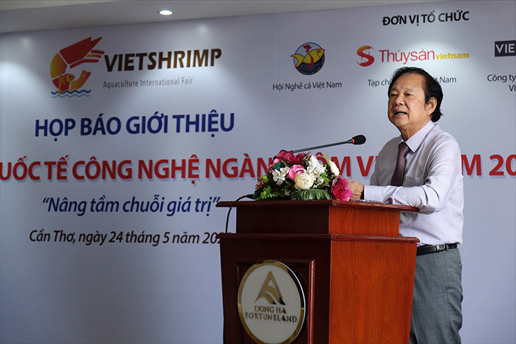 Ông Nguyễn Việt Thắng phát biểu họp báo VietShrimp 2023