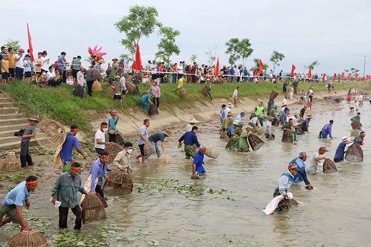 lễ hội bắt cá hà tĩnh