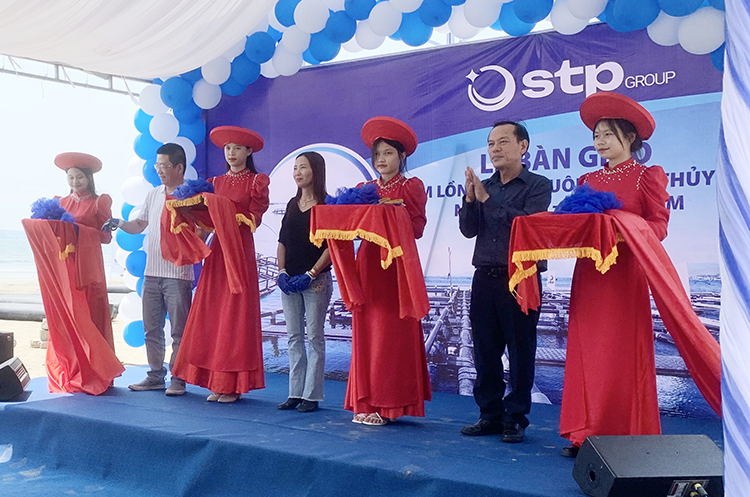 Bàn giao cụm lồng HDPE nuôi trồng Vip 007 hiện đang mở đầu tiên