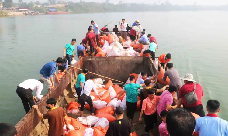 Chùa Viên Quang phóng sinh