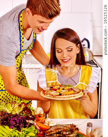 Thủ tướng Nguyễn Xuân Phúc thăm hỏi động viên người dân bị ảnh hưởng  của cơn bão số 10