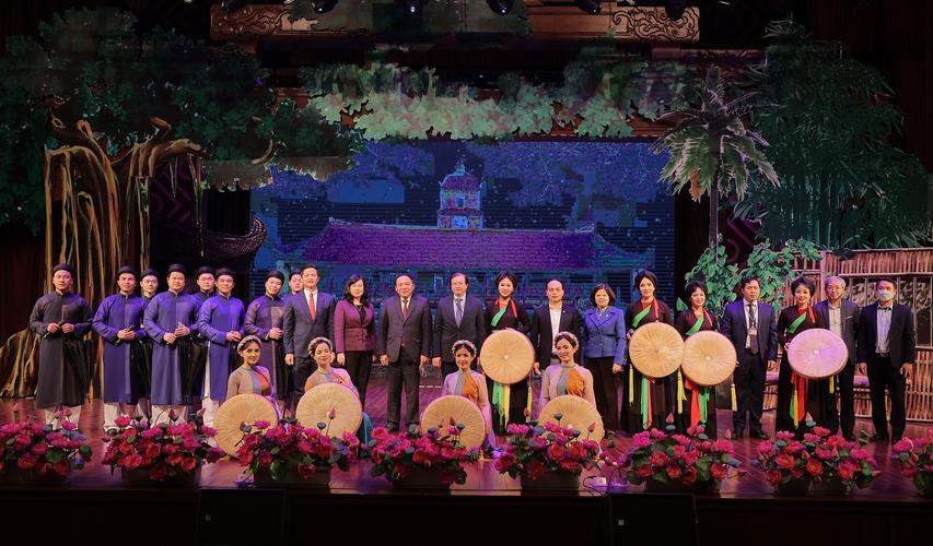 Kiểm tra cá giống   Ảnh: Huy Hùng