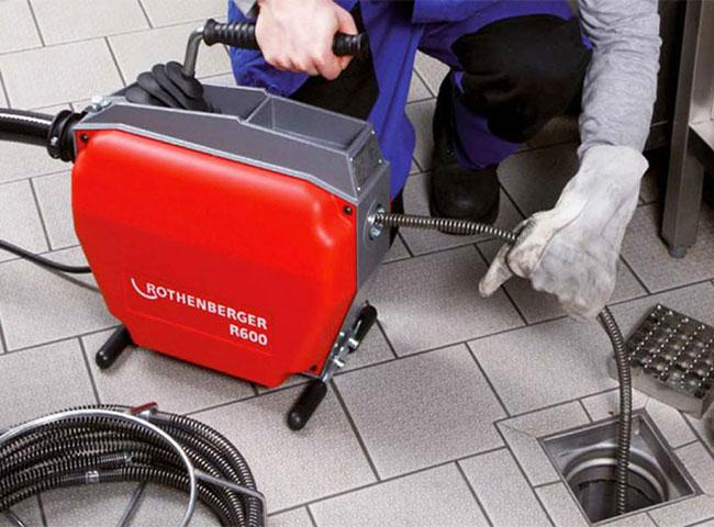 Ngư dân xã Đức Trạch đóng chiếc thuyền mới Ảnh: XT Ngư dân xã Đức Trạch đóng chiếc thuyền mới Ảnh: XT