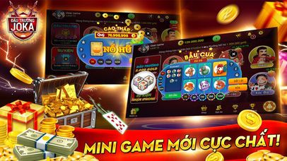 Người nuôi dùng tàu dừa nước cắm xuống vuông làm chà cho cua trú ngụ   Ảnh: X.T