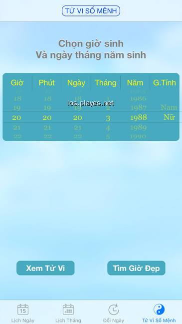 Kỹ sư Phan Văn Hùng đang trao đổi về mô hình nuôi cá chình   Ảnh: Hữu Thi
