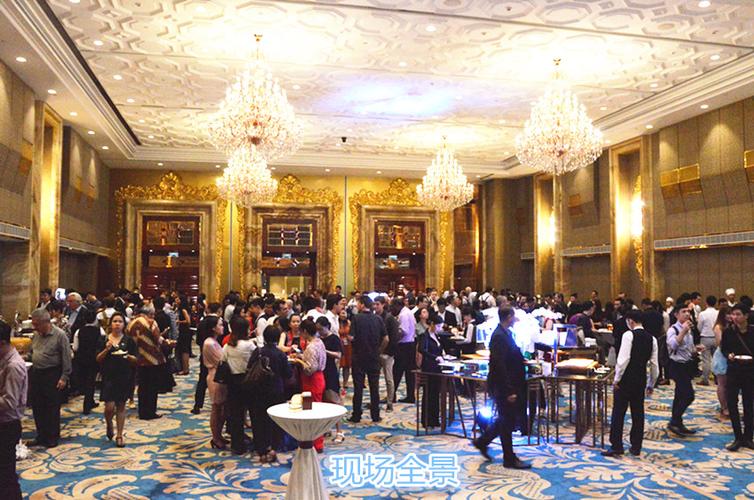 Giảng viên phụ trách lớp nữ công gia chánh cùng học viên trang trí món ăn. Giảng viên phụ trách lớp nữ công gia chánh cùng học viên trang trí món ăn.