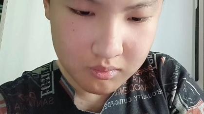 Giám đốc Dương Văn Hùng trao giấy khen cho các nhân viên xuất sắc trong Công ty