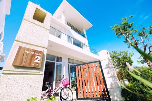 Lực lượng bảo vệ bờ biển Indonesia kiểm tra tàu cá Silver Sea 2 của chủ Thái Lan neo đậu ở tỉnh Aceh, Indonesia