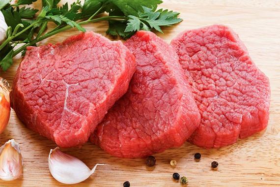 Bà Lương Kim Thùa – Cố vấn Cấp Cao của Tập đoàn Việt – Úc bắt tay chào mừng ông Nguyễn Xuân Cường – Bộ trưởng Bộ NN&PTNT đến tham quan công ty